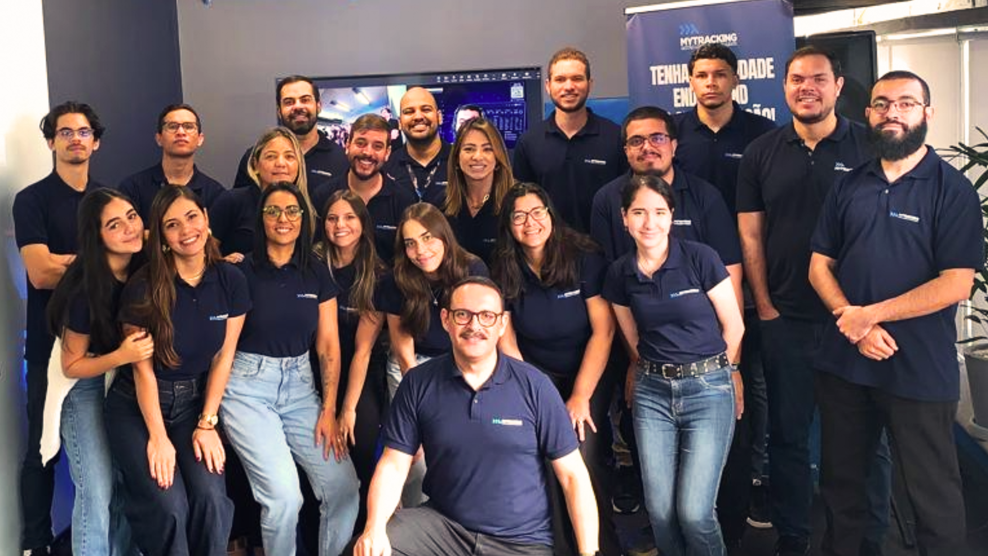 Equipe MyTracking reunida no escritório
